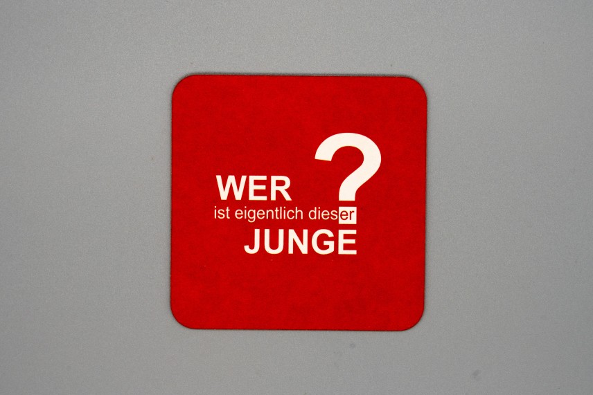 Give Away Bierdeckel: Wer ist eigentlich dieser Junge?