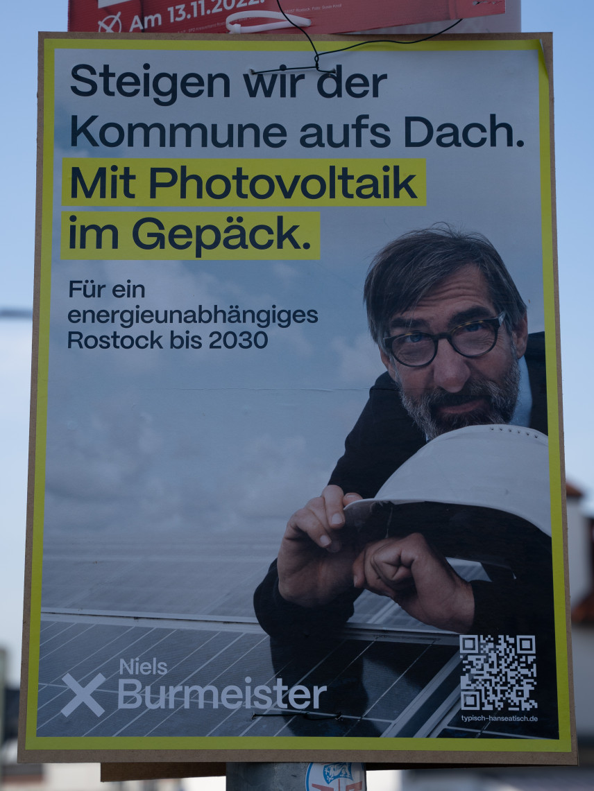 Themenplakat Steigen wir der Kommune aufs Dach. Mit Photovoltaik im Gepäck.