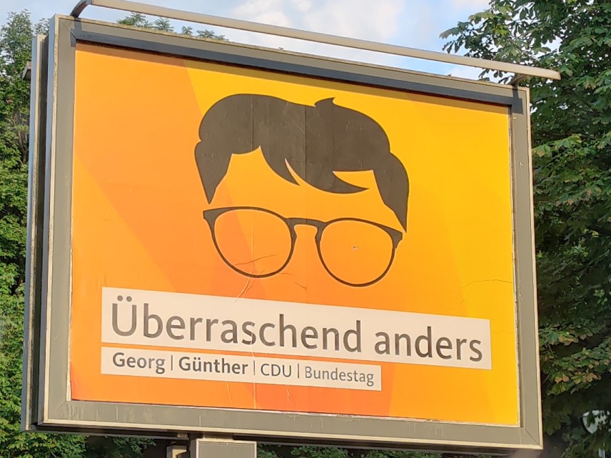 Großaufsteller Überraschend anders.