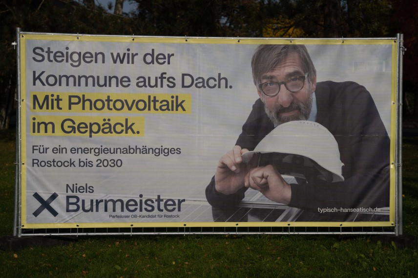 Bauzaun Steigen wir der Kommune aufs Dach. Mit Photovoltaik im Gepäck.