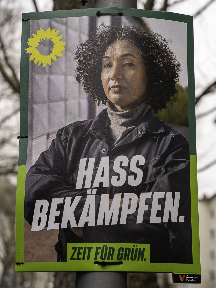 Themenplakat Hass bekämpfen. Zeit für Grün.