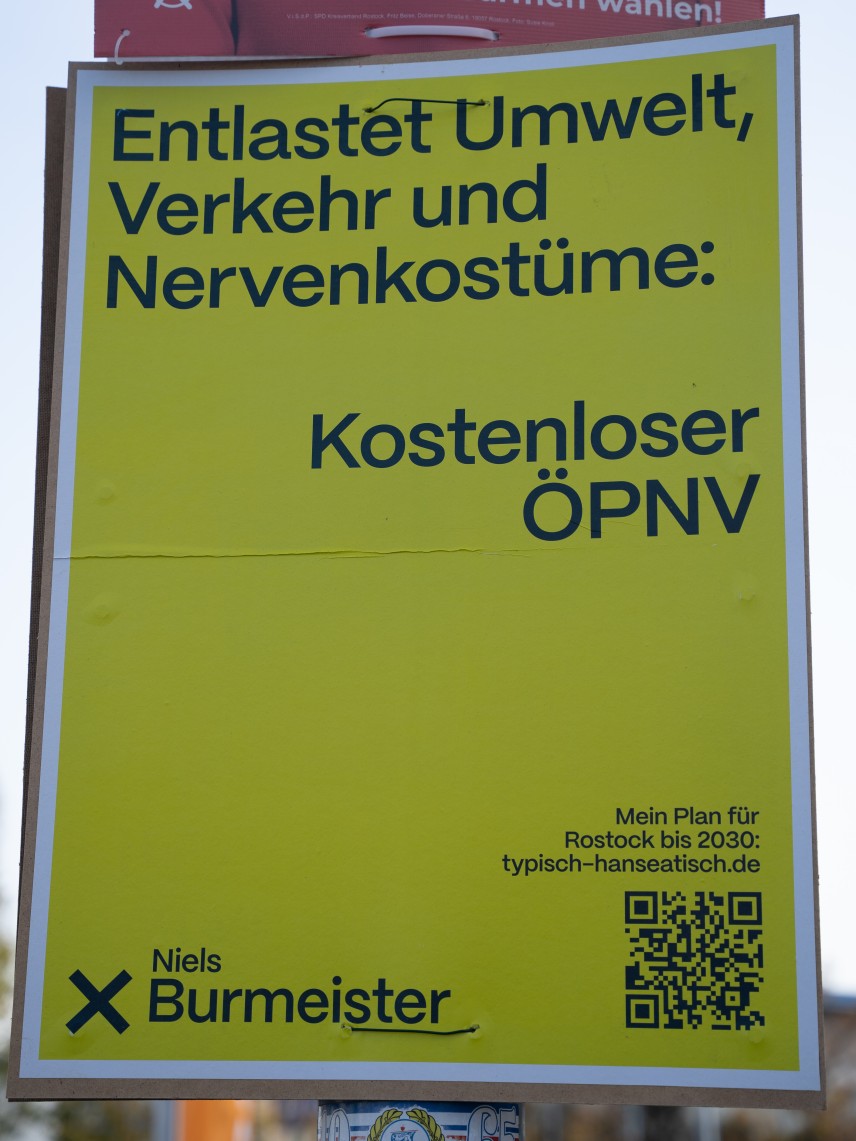 Themenplakat Entlastet Umwelt, Verkehr und Nervenkostüme: Kostenloser ÖPNV