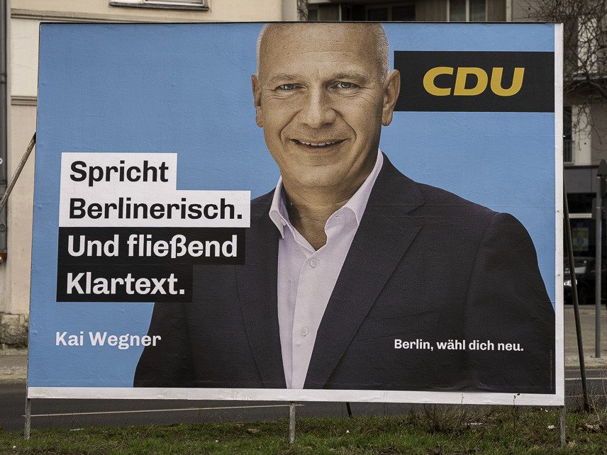 Großaufsteller Spricht Berlinerisch. Und fließend Klartext.