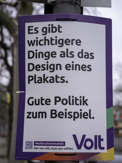 Themenplakat Es gibt wichtigere Dinge als das Design eines Plakats. Gute Politik zum Beispiel.