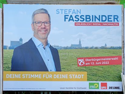 Großaufsteller Fassbinder vor Greifswald Panorama