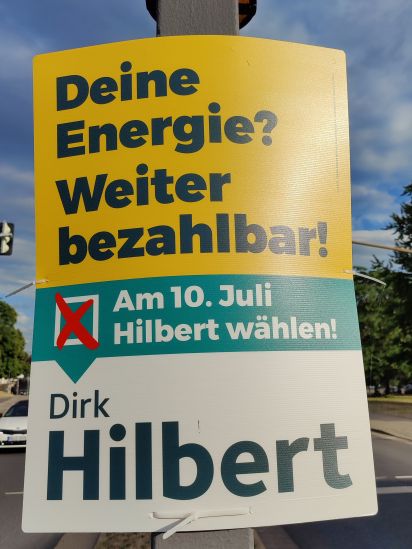 Themenplakat Deine Energie? Weiter bezahlbar! Am 10. Juli Hilbert wählen!