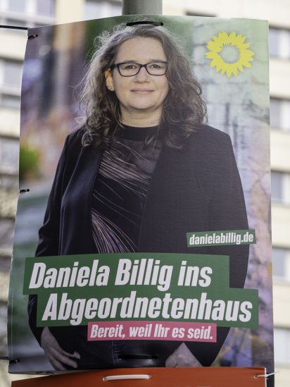 Kandidierendenplakat Daniela Billig ins Abgeordnetenhaus. Bereit weil ihr es seid.