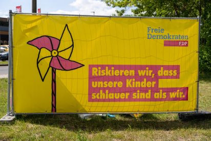 Bauzaun Riskieren wir, dass unsere Kinder schlauer sind als wir.