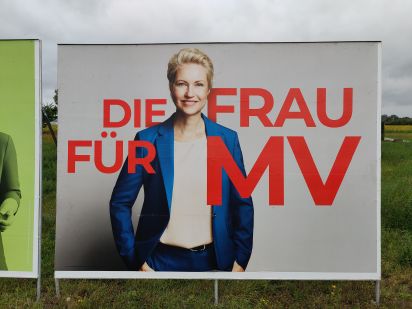 Großaufsteller Die Frau für MV.