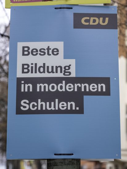 Themenplakat Beste Bildung in modernen Schulen.